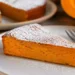 Fetta di torta alla zucca dal cuore morbido e cremoso servita su un piatto, dolce autunnale ideale per colazione e merenda.