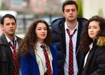 Tutto per la mia Famiglia, i protagonisti della soap turca riuniti in una scena della serie che debutta in prima serata su Canale 5 con le nuove puntate dedicate alle vicende della famiglia Eren