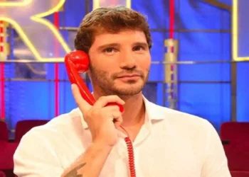 Stefano De Martino nello studio di Affari Tuoi mentre presenta le selezioni aperte per partecipare al programma, con grafica dedicata ai casting nazionali