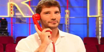 Stefano De Martino nello studio di Affari Tuoi mentre presenta le selezioni aperte per partecipare al programma, con grafica dedicata ai casting nazionali