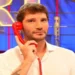 Stefano De Martino nello studio di Affari Tuoi mentre presenta le selezioni aperte per partecipare al programma, con grafica dedicata ai casting nazionali