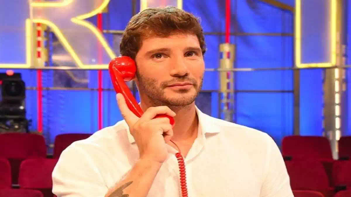 Stefano De Martino nello studio di Affari Tuoi mentre presenta le selezioni aperte per partecipare al programma, con grafica dedicata ai casting nazionali