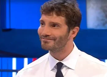 Stefano De Martino negli studi Rai durante Affari Tuoi, programma costretto a fermarsi per diverse serate a causa delle partite della Nazionale italiana.