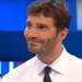 Stefano De Martino negli studi Rai durante Affari Tuoi, programma costretto a fermarsi per diverse serate a causa delle partite della Nazionale italiana.