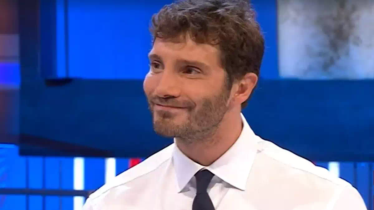 Stefano De Martino negli studi Rai durante Affari Tuoi, programma costretto a fermarsi per diverse serate a causa delle partite della Nazionale italiana.