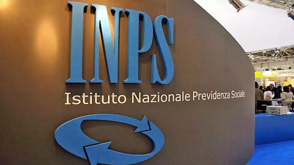 Logo INPS su parete istituzionale durante un evento pubblico, immagine utilizzata per le verifiche dell’Assegno Unico 2026 e i controlli sulle dichiarazioni ISEE delle famiglie beneficiarie.