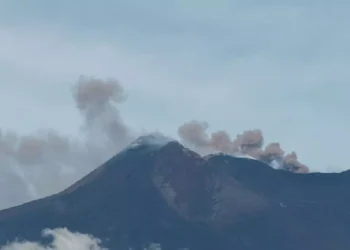 Etna con emissione di cenere dal cratere Nord-Est e nube che si dirige verso sud, causando disagi e voli sospesi all'aeroporto di Catania.