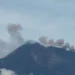Etna con emissione di cenere dal cratere Nord-Est e nube che si dirige verso sud, causando disagi e voli sospesi all'aeroporto di Catania.