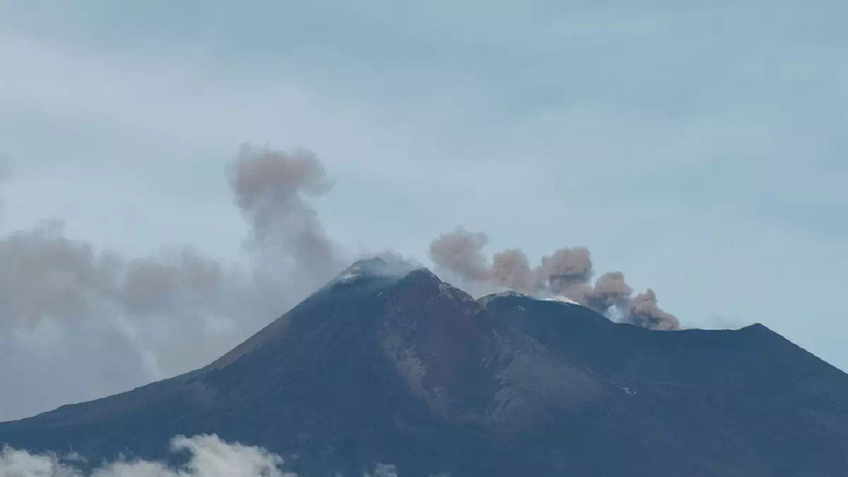 Etna con emissione di cenere dal cratere Nord-Est e nube che si dirige verso sud, causando disagi e voli sospesi all'aeroporto di Catania.