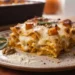 Lasagna di zucca vegetariana a strati con crema, mozzarella, cubetti di zucca arrostiti, salvia e noci,