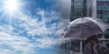 Contrasto meteorologico di fine settembre con sole splendente e cielo sereno da un lato, pioggia intensa e ombrello sotto un temporale urbano