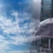 Contrasto meteorologico di fine settembre con sole splendente e cielo sereno da un lato, pioggia intensa e ombrello sotto un temporale urbano