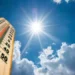 Termometro con temperature elevate sotto un sole splendente nel cielo azzurro, previsione di caldo anomalo e clima quasi estivo sull'Italia tra fine settembre e inizio ottobre