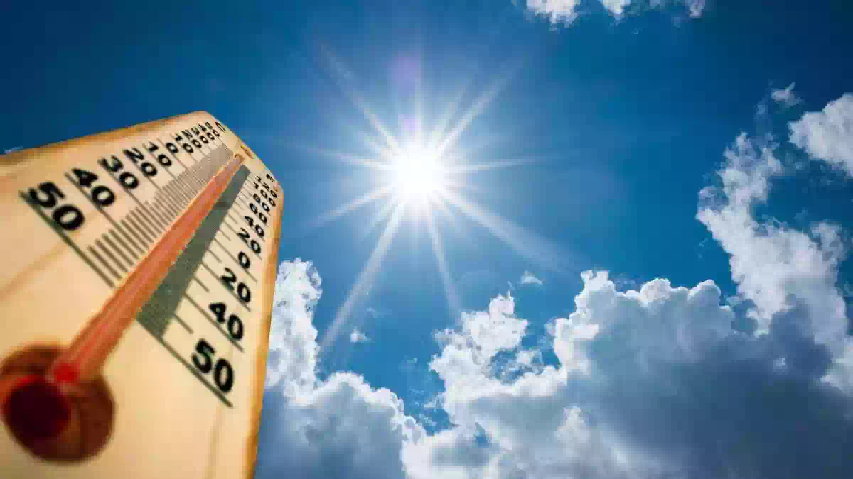 Termometro con temperature elevate sotto un sole splendente nel cielo azzurro, previsione di caldo anomalo e clima quasi estivo sull'Italia tra fine settembre e inizio ottobre