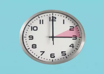 Orologio analogico con evidenziata l'ora solare, lancette ferme alle 3:00 e settore rosa sul quadrante che indica il cambio dell'orario su sfondo azzurro.