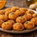 Polpette di zucca e patate con panatura croccante, ricetta sana e gustosa preparata in cucina.