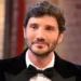 Stefano De Martino in primo piano con smoking nero e papillon durante un'apparizione televisiva, immagine associata alle novità del regolamento del Festival di Sanremo 2027 e alla nuova era della manifestazione canora italiana.