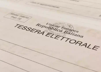 Tessera elettorale italiana cartacea in primo piano, documento necessario per votare ai seggi e al centro del progetto di digitalizzazione annunciato dal governo.