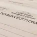 Tessera elettorale italiana cartacea in primo piano, documento necessario per votare ai seggi e al centro del progetto di digitalizzazione annunciato dal governo.