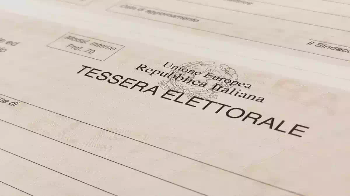 Tessera elettorale italiana cartacea in primo piano, documento necessario per votare ai seggi e al centro del progetto di digitalizzazione annunciato dal governo.