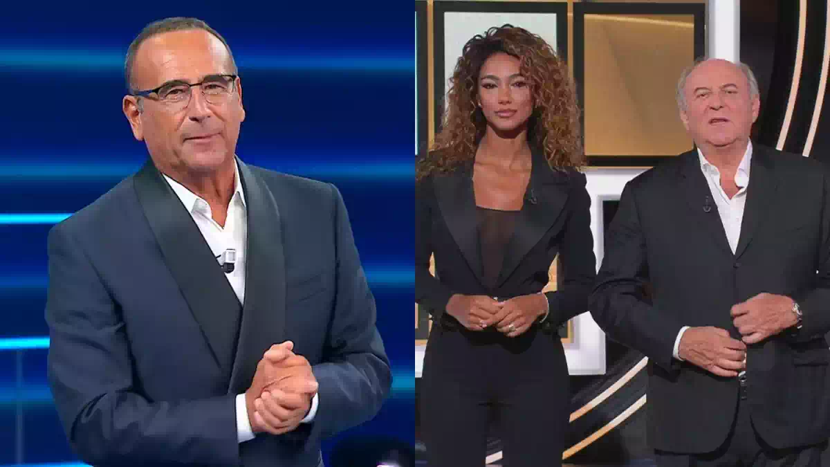 Carlo Conti in studio per Tale e Quale Show accanto a una schermata con Gerry Scotti e una concorrente de La Ruota dei Campioni e delle Stelle