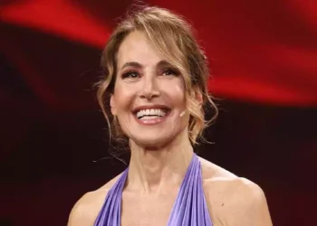 Barbara D'Urso durante un'apparizione televisiva in studio, sorridente sotto le luci di scena, dopo l'annuncio del suo ingresso nella giuria di Ballando con le Stelle su Rai1