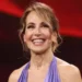 Barbara D'Urso durante un'apparizione televisiva in studio, sorridente sotto le luci di scena, dopo l'annuncio del suo ingresso nella giuria di Ballando con le Stelle su Rai1
