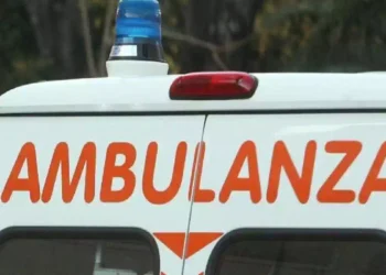 Ambulanza con lampeggianti di emergenza parcheggiata, immagine simbolica di un intervento sanitario e del trasporto urgente verso una struttura ospedaliera