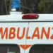 Ambulanza con lampeggianti di emergenza parcheggiata, immagine simbolica di un intervento sanitario e del trasporto urgente verso una struttura ospedaliera