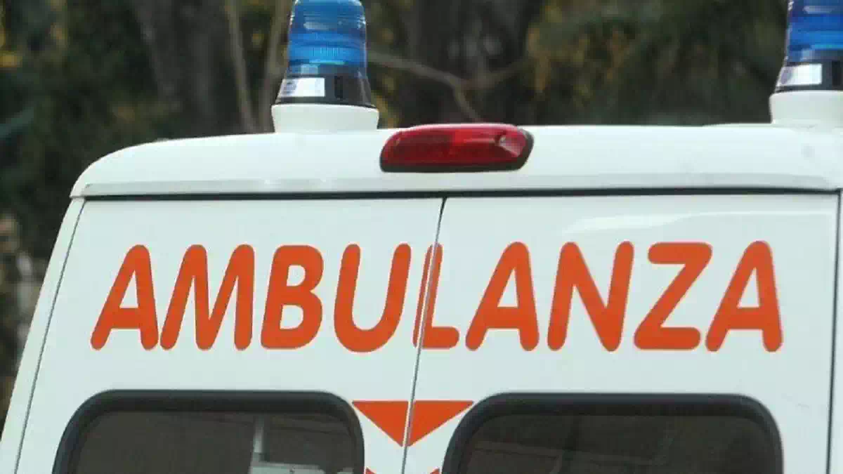 Ambulanza con lampeggianti di emergenza parcheggiata, immagine simbolica di un intervento sanitario e del trasporto urgente verso una struttura ospedaliera