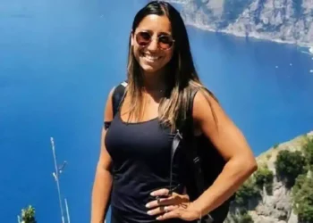 Greta Astarita durante un'escursione panoramica con vista sul mare della Costiera Amalfitana.