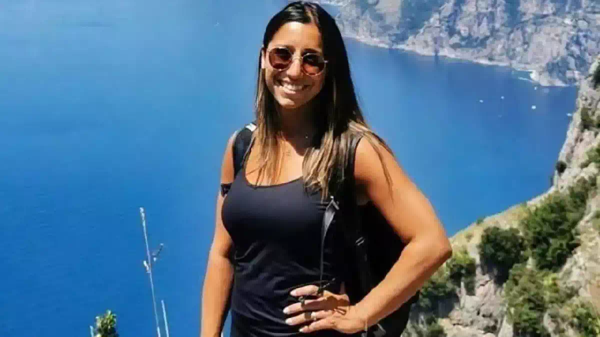 Greta Astarita durante un'escursione panoramica con vista sul mare della Costiera Amalfitana.