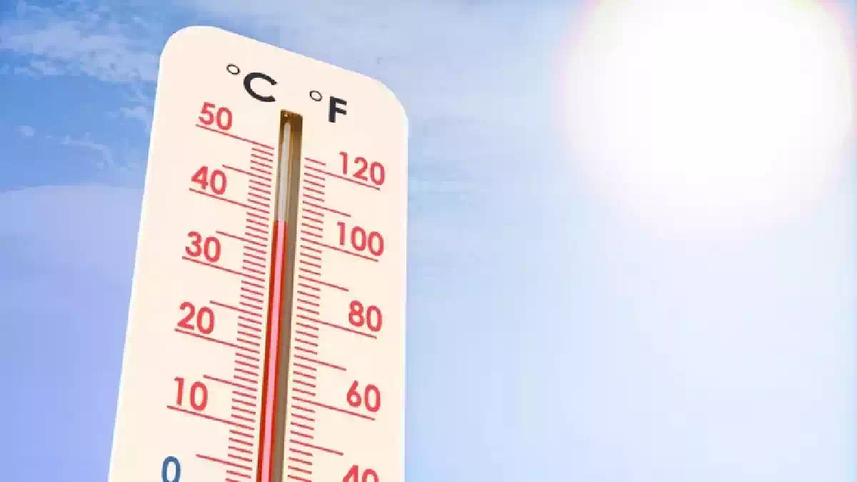 Termometro con temperatura elevata sotto un sole intenso nel cielo sereno, simbolo dell'aumento delle temperature globali e degli effetti di El Niño sul clima mondiale