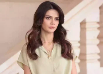 Far Away torna su Canale 5: protagonista della soap in una scena ambientata all'interno di una villa, mentre cresce l'attesa per il possibile ritorno della serie nella programmazione Mediaset