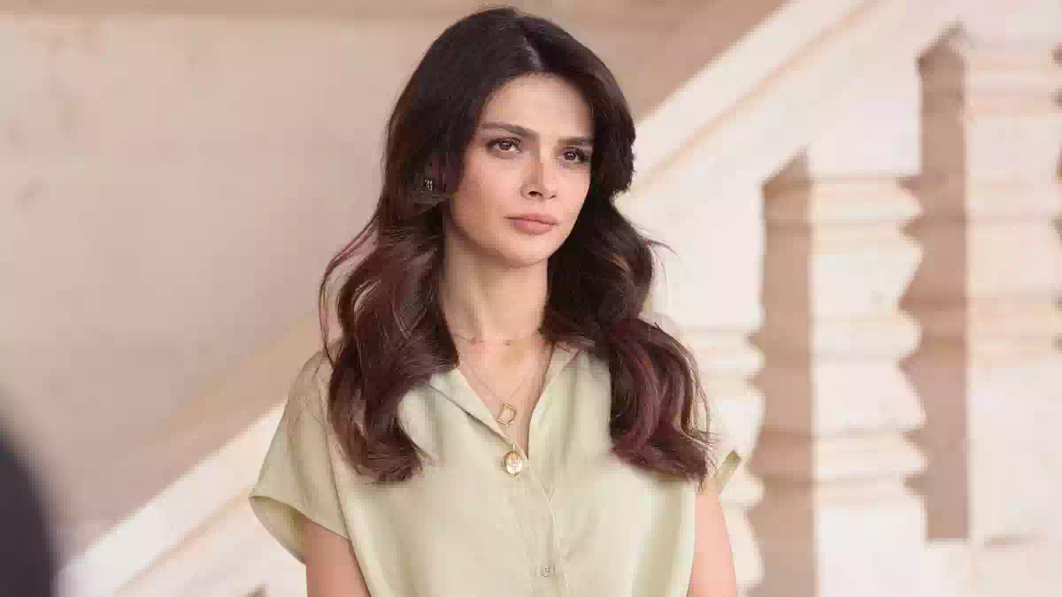 Far Away torna su Canale 5: protagonista della soap in una scena ambientata all'interno di una villa, mentre cresce l'attesa per il possibile ritorno della serie nella programmazione Mediaset