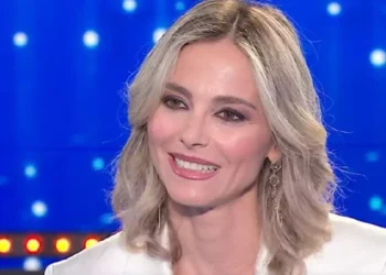 rancesca Fialdini durante un'apparizione televisiva in studio, la conduttrice ha sostenuto le cure veterinarie della gattina Ninfa vittima di maltrattamenti e ha presentato richiesta di adozione