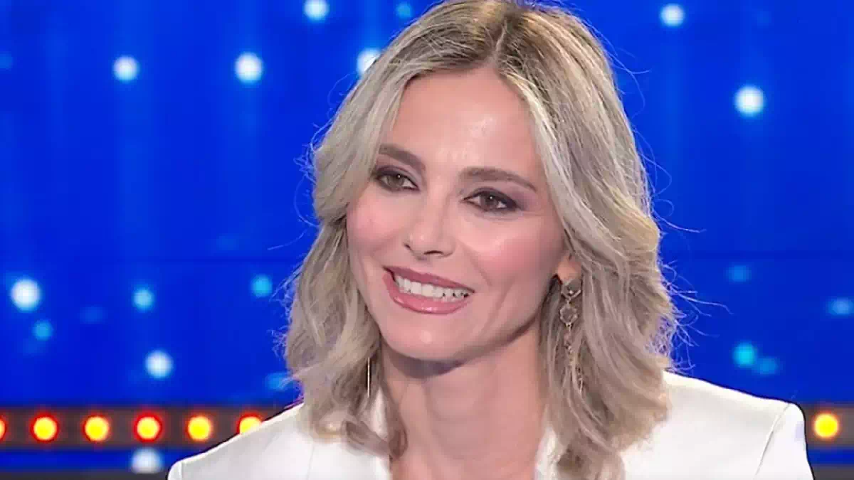 rancesca Fialdini durante un'apparizione televisiva in studio, la conduttrice ha sostenuto le cure veterinarie della gattina Ninfa vittima di maltrattamenti e ha presentato richiesta di adozione
