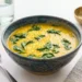 Fregola con crema di ceci e cavolo nero servita in una ciotola rustica, primo piatto invernale ricco di fibre e proteine vegetali, ideale per una dieta sana e nutriente