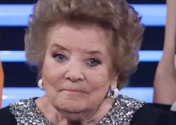 Wilma De Angelis durante una delle sue apparizioni televisive, primo piano della celebre cantante, attrice e conduttrice italiana scomparsa all'età di 96 anni