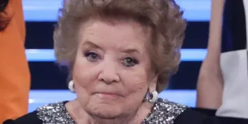 Wilma De Angelis durante una delle sue apparizioni televisive, primo piano della celebre cantante, attrice e conduttrice italiana scomparsa all'età di 96 anni