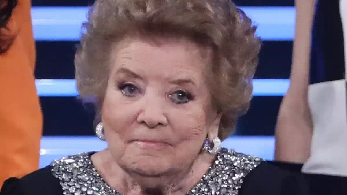 Wilma De Angelis durante una delle sue apparizioni televisive, primo piano della celebre cantante, attrice e conduttrice italiana scomparsa all'età di 96 anni