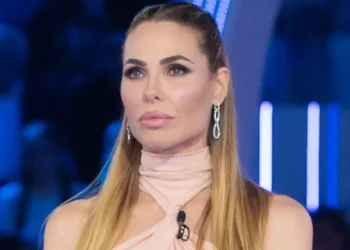 Donna in primo piano all'interno dello studio del Grande Fratello Vip 2026 durante una diretta televisiva. Sullo sfondo sono visibili le tipiche luci blu del reality di Canale 5