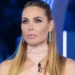 Donna in primo piano all'interno dello studio del Grande Fratello Vip 2026 durante una diretta televisiva. Sullo sfondo sono visibili le tipiche luci blu del reality di Canale 5