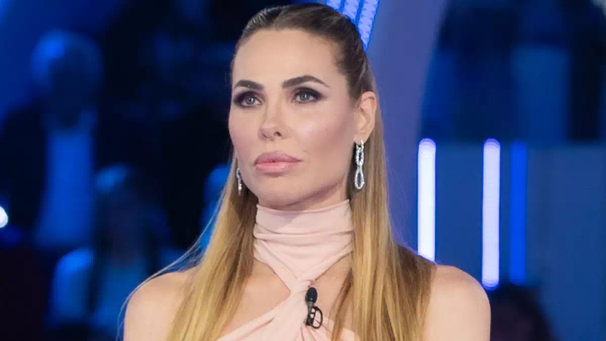 Donna in primo piano all'interno dello studio del Grande Fratello Vip 2026 durante una diretta televisiva. Sullo sfondo sono visibili le tipiche luci blu del reality di Canale 5