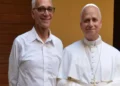 Luis Prevost accanto a Papa Leone XIV in una fotografia insieme. Il fratello maggiore del Pontefice posa vicino al Santo Padre, vestito con l’abito bianco papale e la croce pettorale