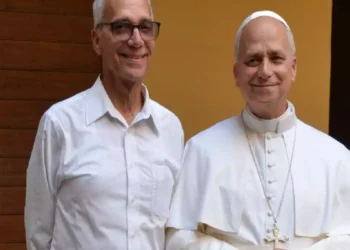Luis Prevost accanto a Papa Leone XIV in una fotografia insieme. Il fratello maggiore del Pontefice posa vicino al Santo Padre, vestito con l’abito bianco papale e la croce pettorale