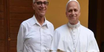 Luis Prevost accanto a Papa Leone XIV in una fotografia insieme. Il fratello maggiore del Pontefice posa vicino al Santo Padre, vestito con l’abito bianco papale e la croce pettorale