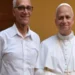 Luis Prevost accanto a Papa Leone XIV in una fotografia insieme. Il fratello maggiore del Pontefice posa vicino al Santo Padre, vestito con l’abito bianco papale e la croce pettorale