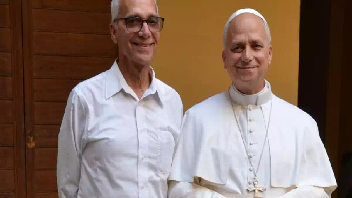 Luis Prevost accanto a Papa Leone XIV in una fotografia insieme. Il fratello maggiore del Pontefice posa vicino al Santo Padre, vestito con l’abito bianco papale e la croce pettorale