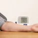 Misurazione della pressione arteriosa a domicilio con misuratore elettronico da braccio appoggiato su un tavolo